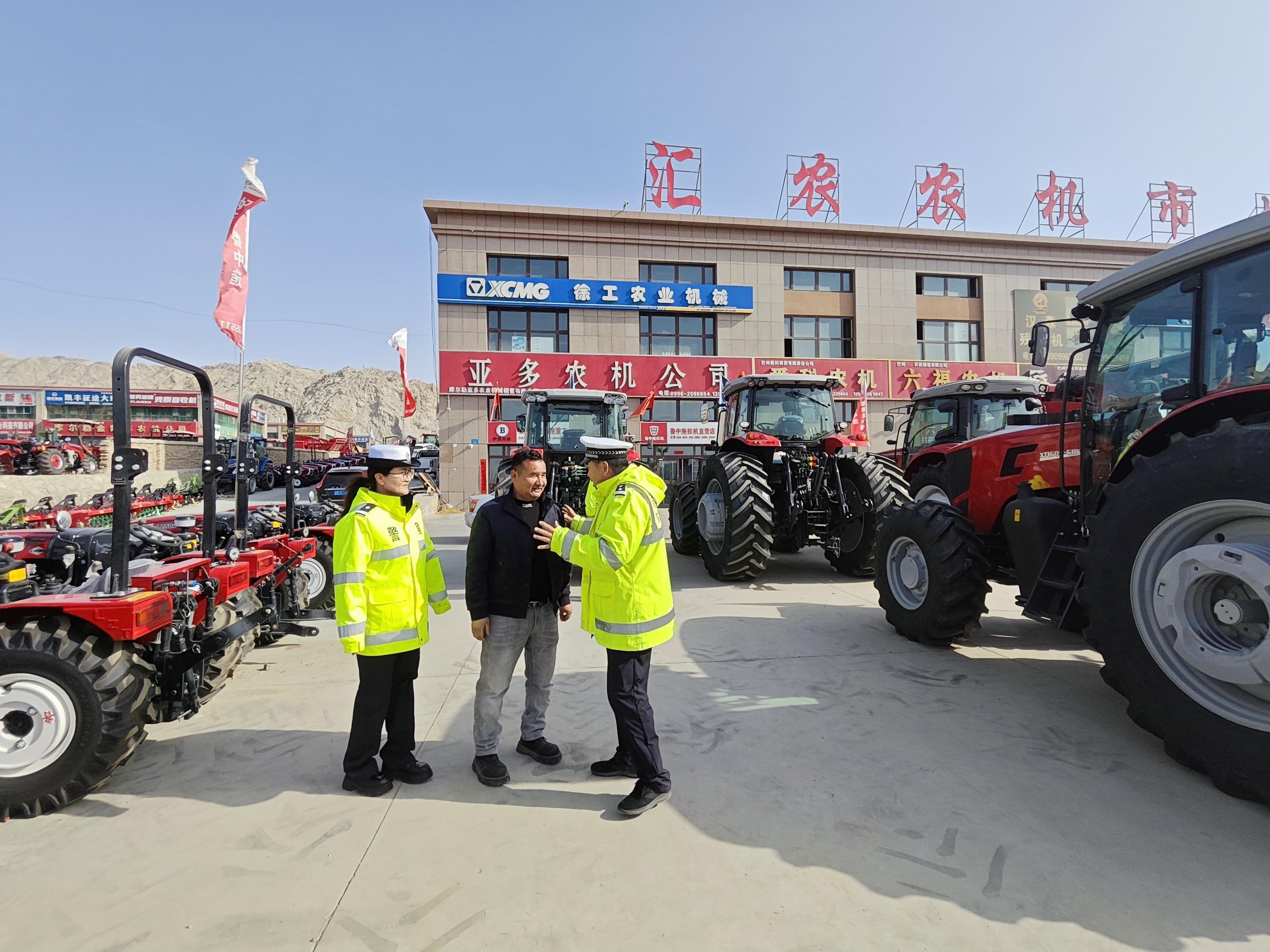 新疆庫(kù)爾勒交警：為春耕備耕交通運(yùn)輸提供安全保障