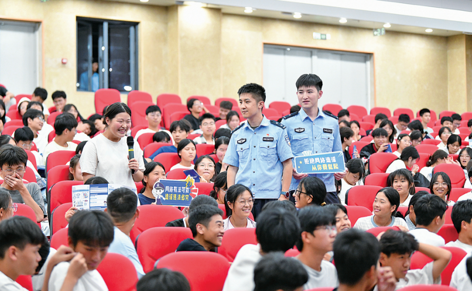 民警走進(jìn)轄區(qū)校園開展網(wǎng)絡(luò)安全宣傳活動